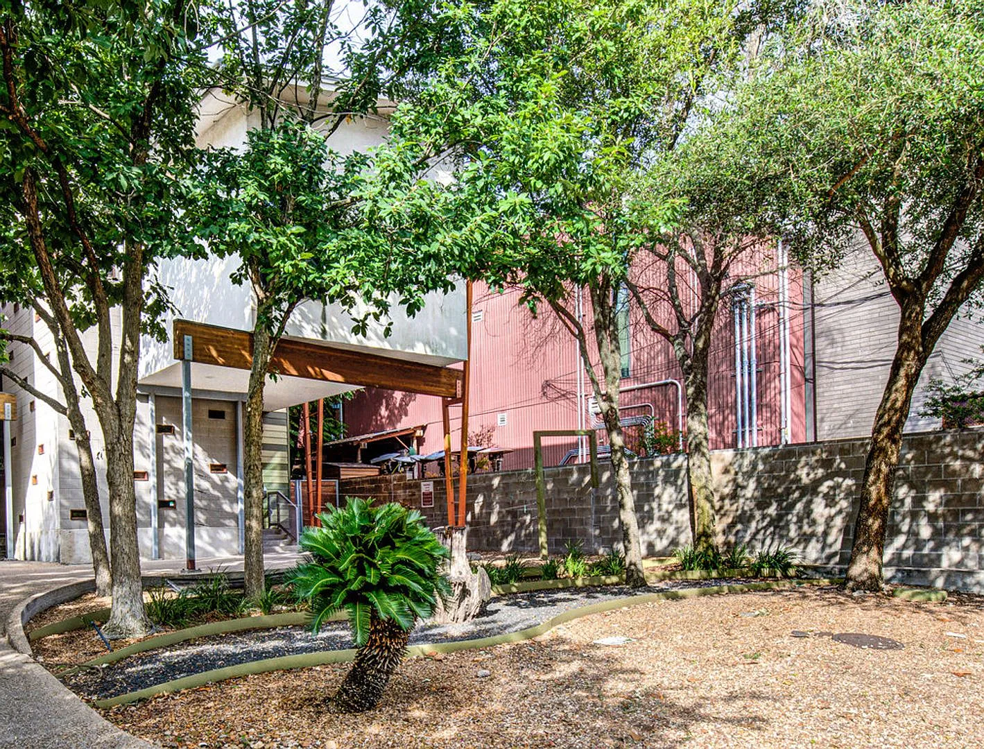 One Month Free Rent! Contemporary Stand Alone Condo With Private Hot Tub - Walkable To Downtown! — Photo 3
