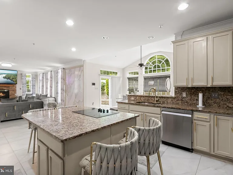 7202 Exbury Ct — Photo 10