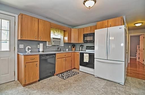 3rd image of 47 Hancock Ave
