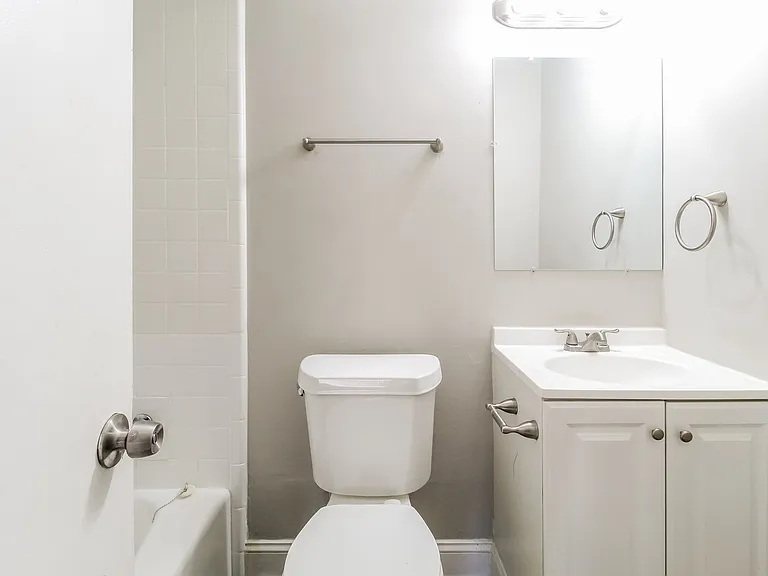22470_025_main_bathroom_13622018.jpg
