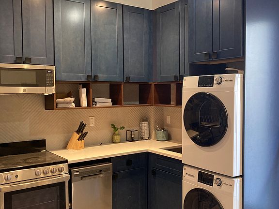 2nd image of 472 Lorimer St #1R