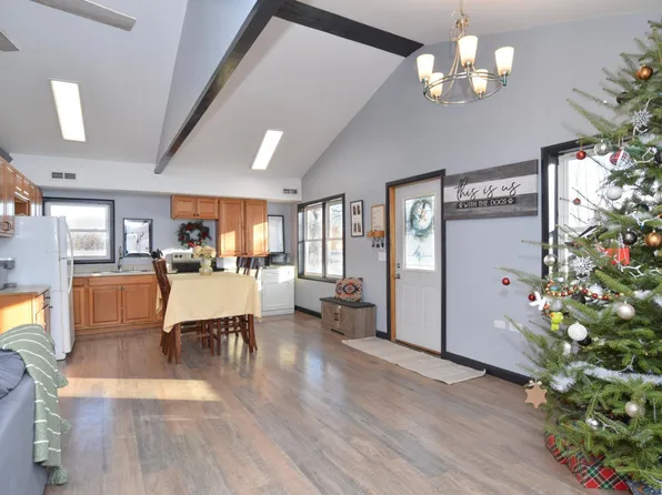 285 Pokegama Ave W, Henriette, MN 55036