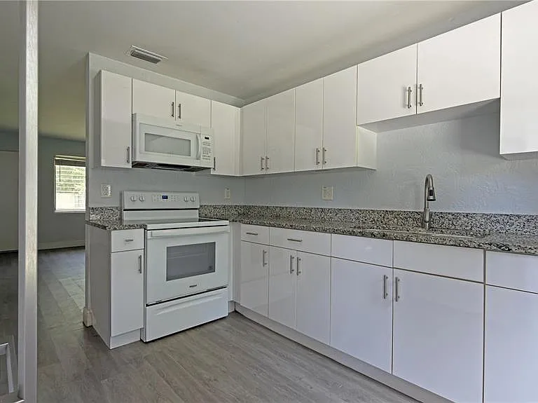 126 Palm Dr — Photo 15