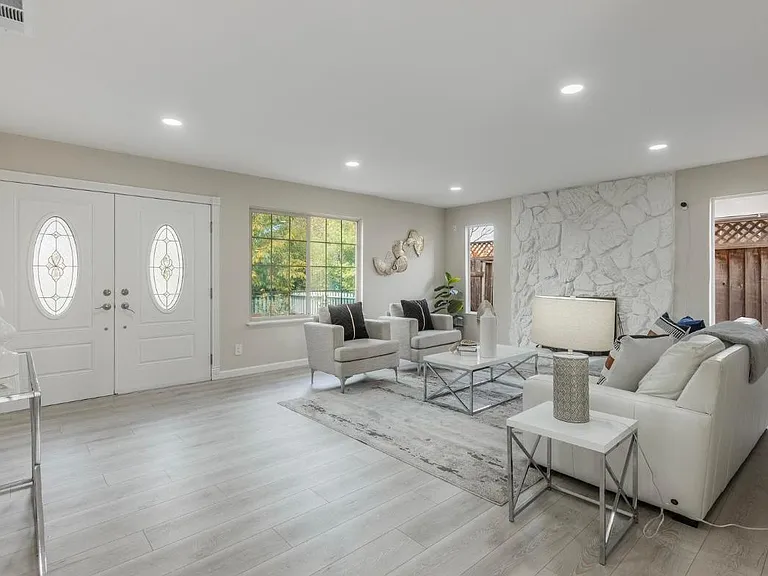 35267 Farnham Dr — Photo 1
