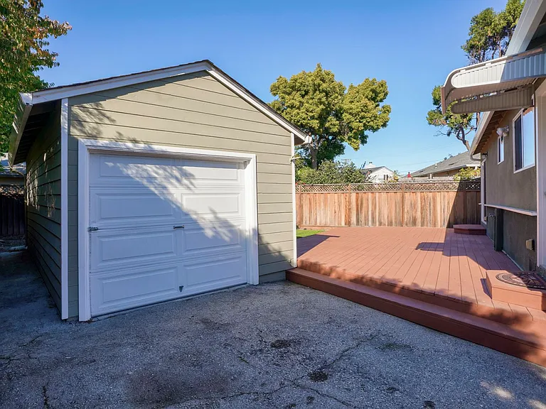 1621 Huron Ave — Photo 39