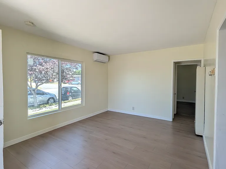 W Sunkist St — Photo 2