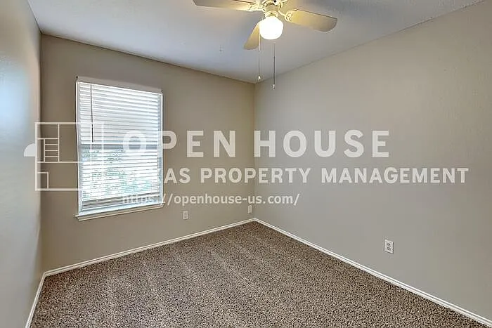 1005 Lake Bluff Dr — Photo 12