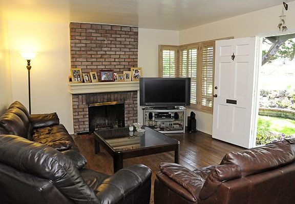 Living Room w. Fireplace