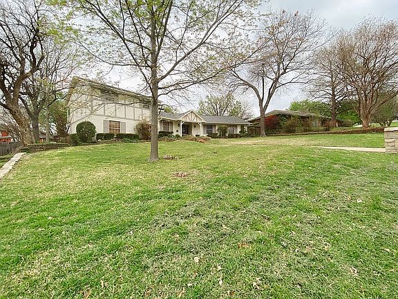 3rd image of 204 Woodpark Ln