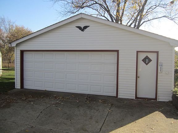 3rd image of 525 Hillside Dr