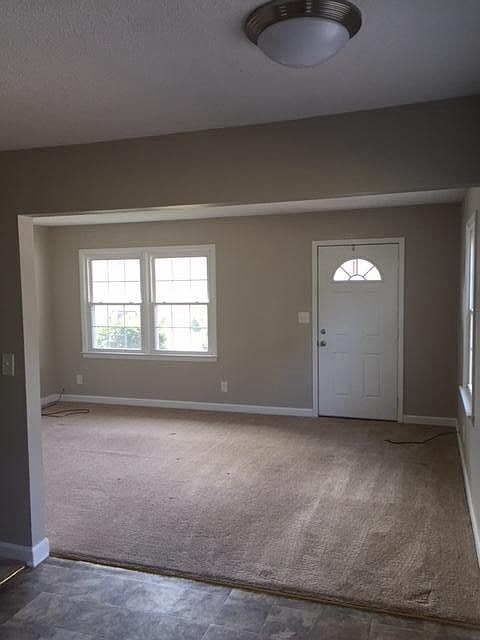 2nd image of 624 White Oak St
