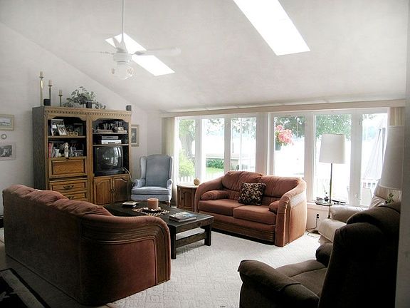 Walls of windows for beautiful views of Port Bay