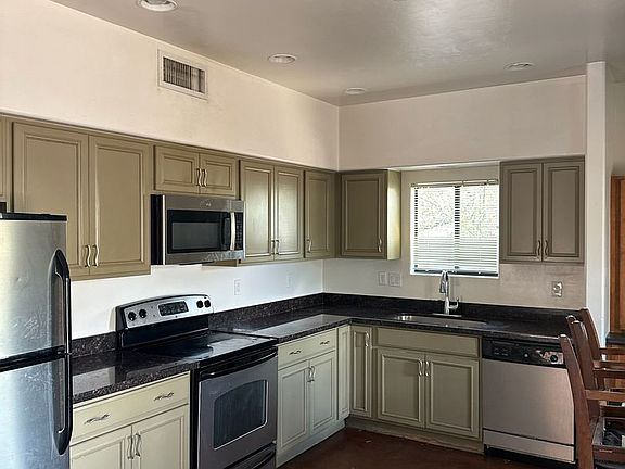 3rd image of 2905 E Blacklidge Dr #2