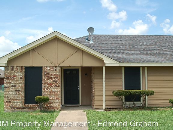 2nd image of 1121 Valley View Dr