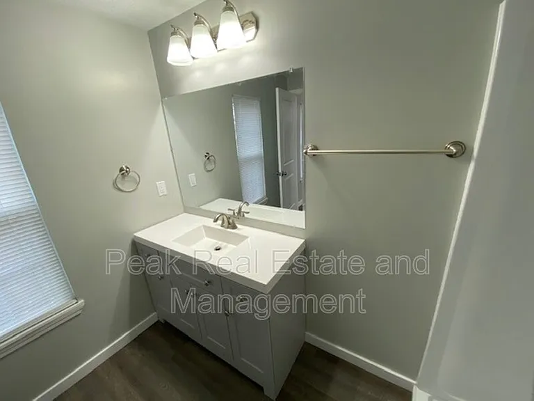 1011 Logan St SE — Photo 9