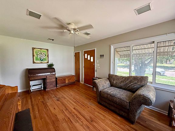 3rd image of 416 S Purdy Ave