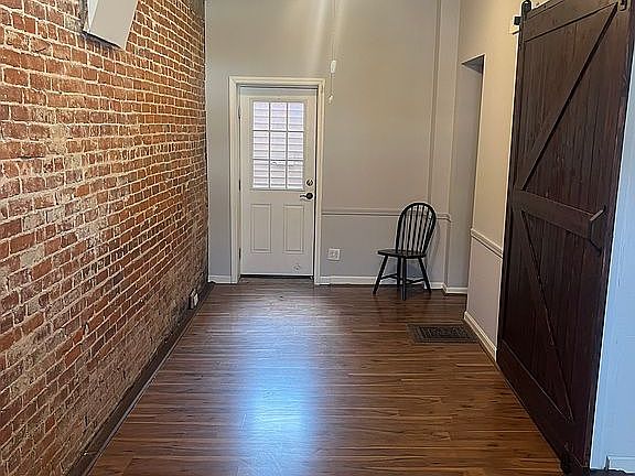 4th image of 120 E Oak St