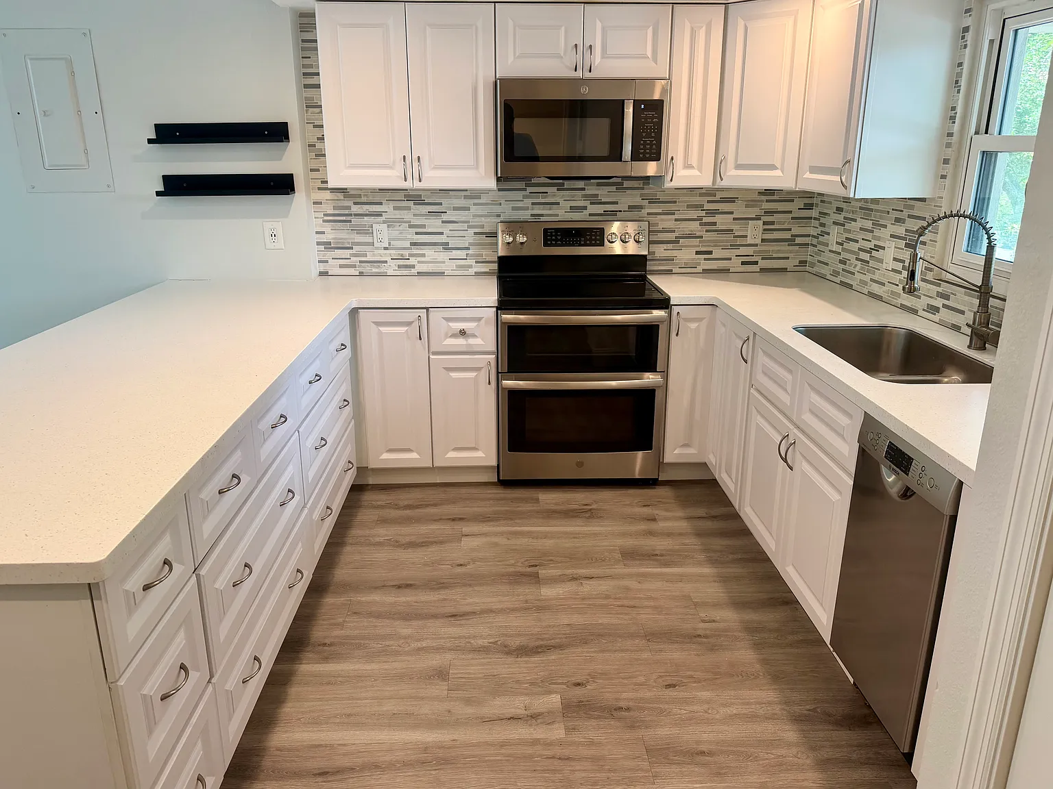 2 bed, 1.5 bath, 1035 sqft, $2,995 — Photo 2