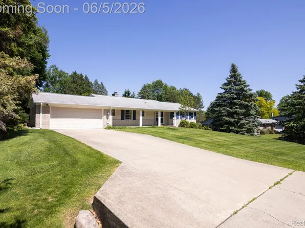 724 Sandstone Dr, Rochester Hills, MI 48309