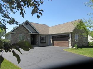 533 Prairie View Rd, Williams Bay, WI 53191