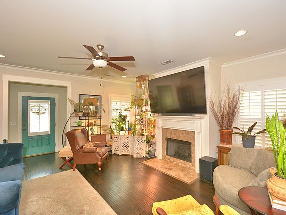 3rd image of 215 Lorrin Ln