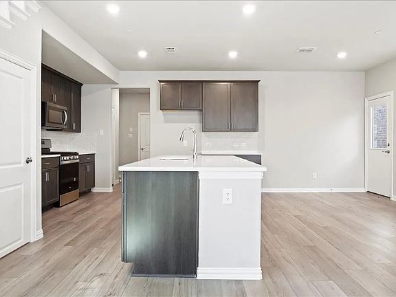 3rd image of 4006 Saddlehorn Way