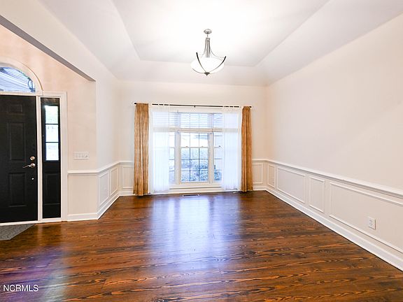 5th image of 65 Pitch Pine Ln