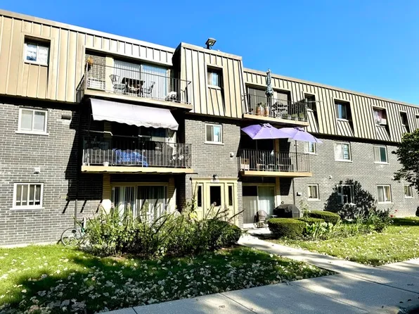 572 Fairway View Dr APT 2B, Wheeling, IL 60090