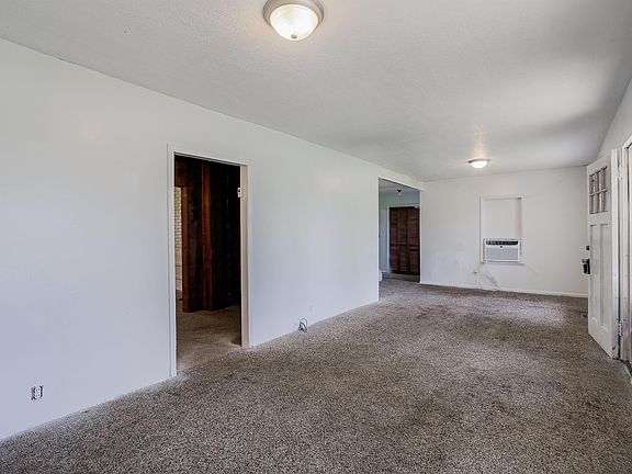 5th image of 704 W Grand Ave