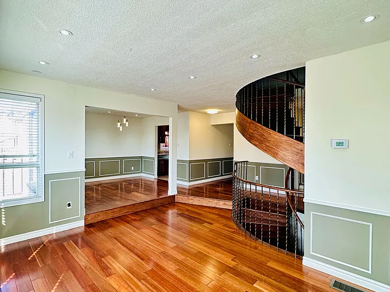 52 Moffatt Ave — Photo 12