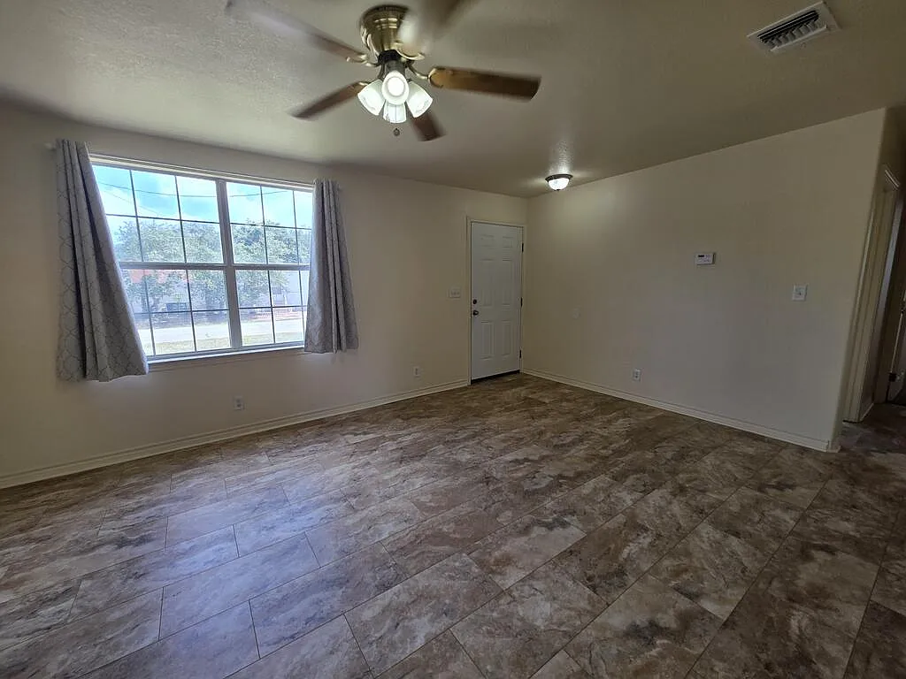 2 bed, 1.0 bath, 912 sqft, $1,450 — Photo 2