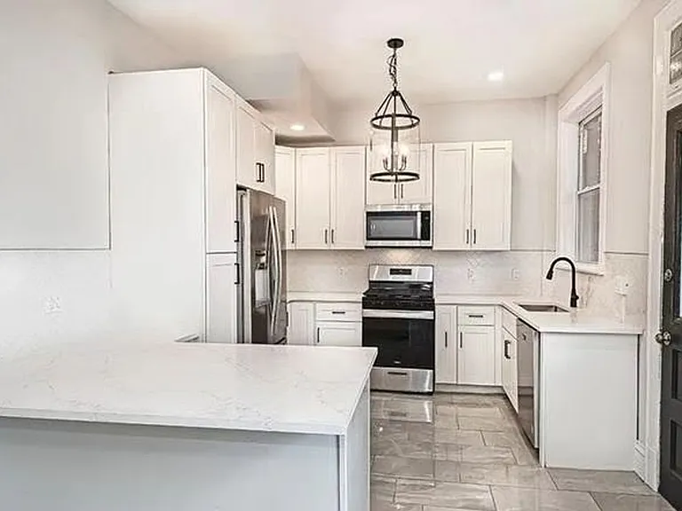 923 Adelaide St — Photo 10