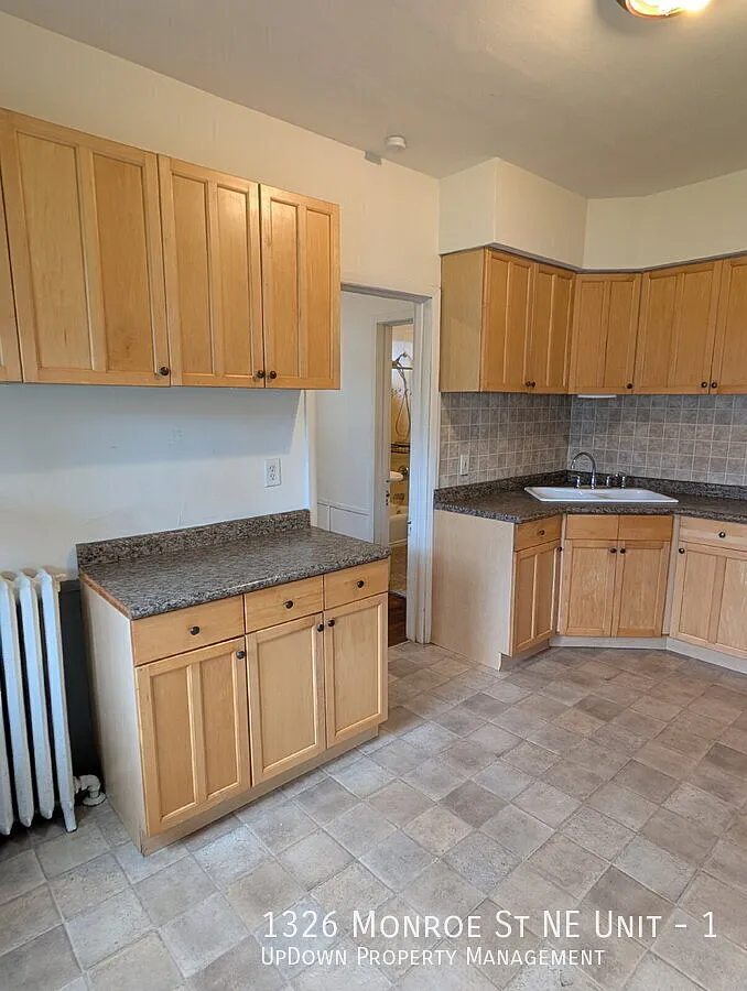 Bright & Charming 3BR With Garage Included In NE Minneapolis — Photo 4
