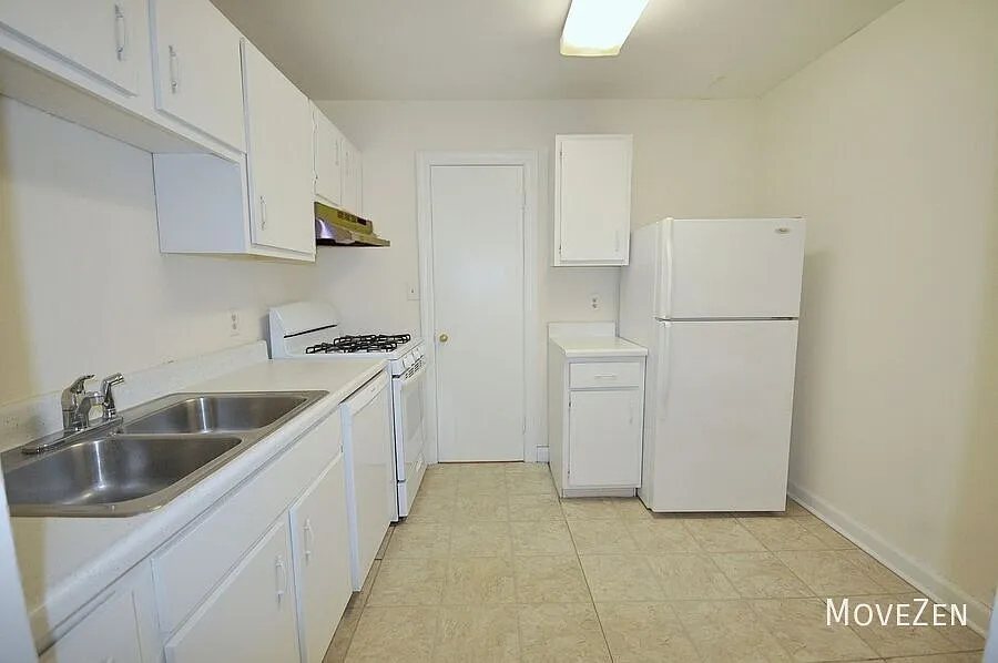 2841 Tully Square F Winston Salem NC 27106 Pool Overlook with Privacy Fenced Patio — Photo 2