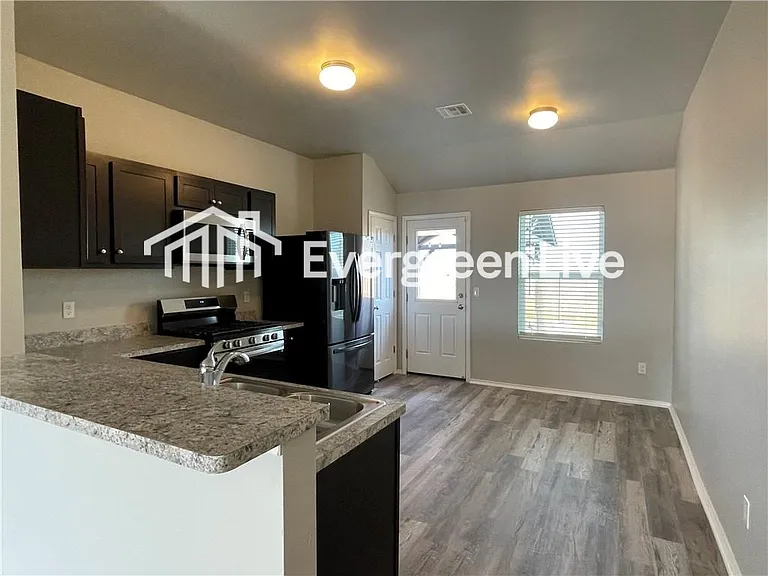 1016 N Scouts Court Way — Photo 4