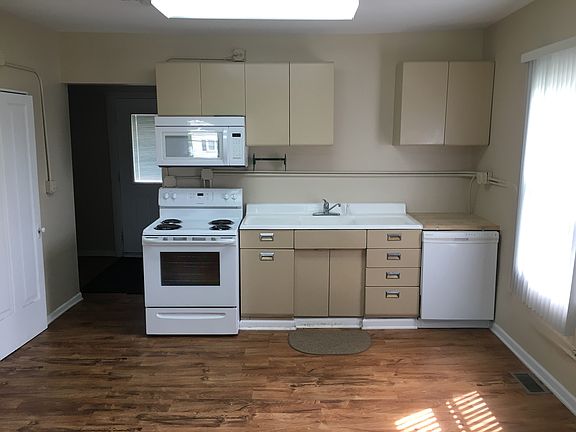 3rd image of 105 E Oak St