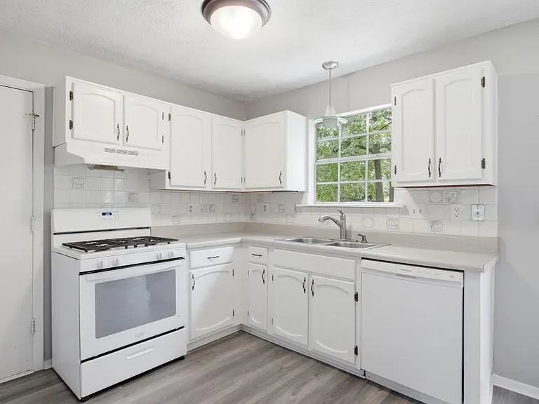 11240 Rotherick Dr — Photo 21