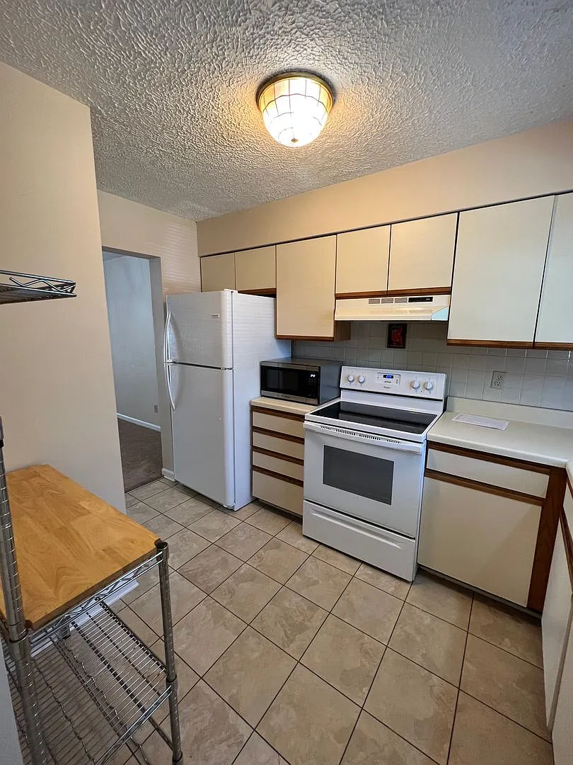 2 Bedroom/1.5 bathroom townhouse for rent $1,300 month — Photo 2