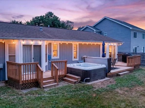 597 S Winding Dr, Waterford, MI 48328