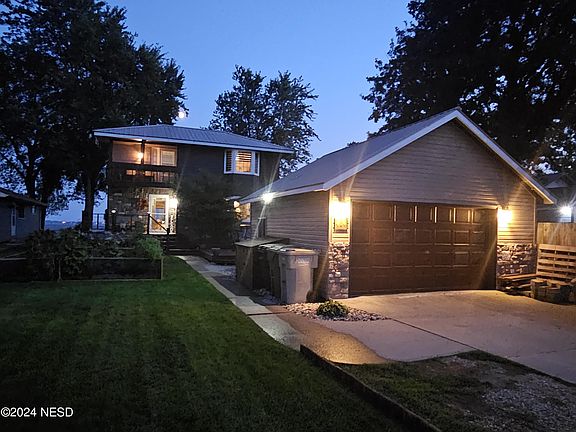 2nd image of 464 N Lake Dr