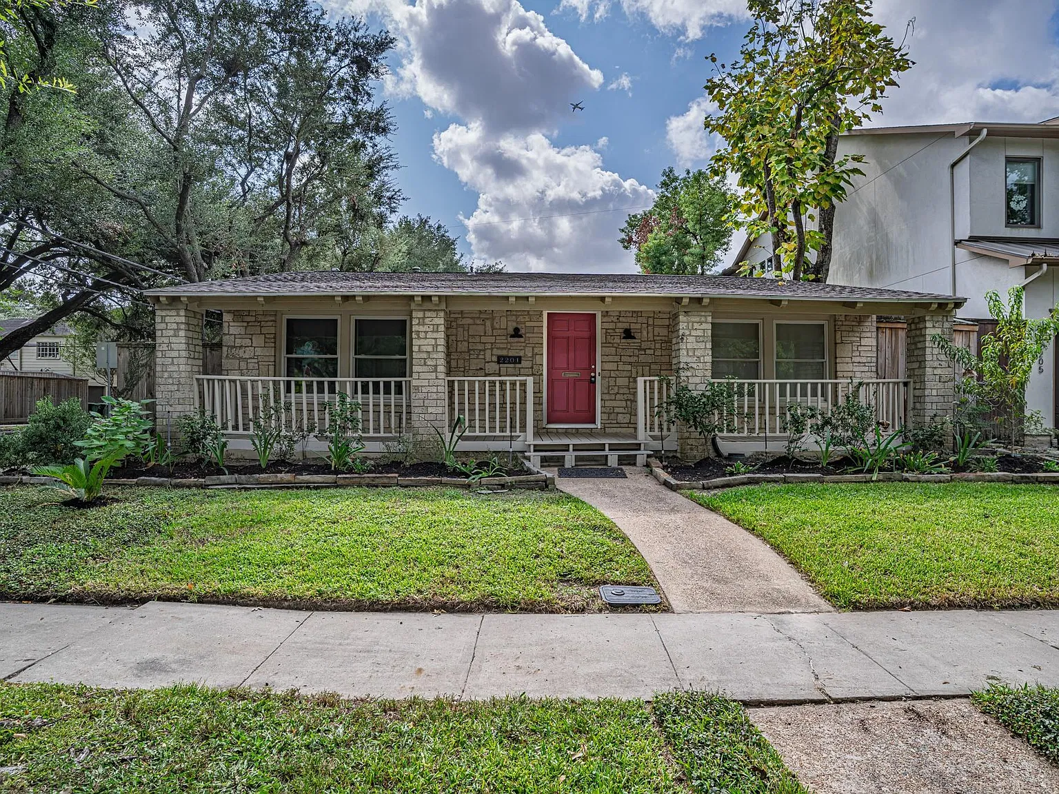 4 bed, 3.5 bath, 2339 sqft, $3,000 — Photo 2