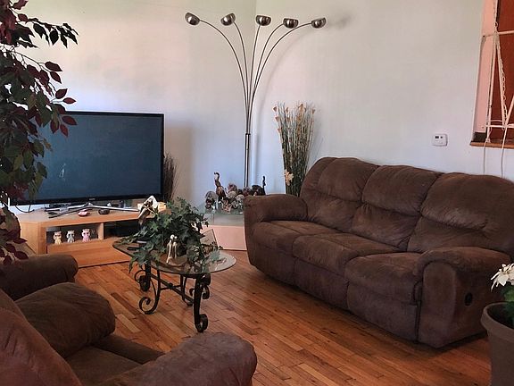 3rd image of 107 W Altgeld Ave
