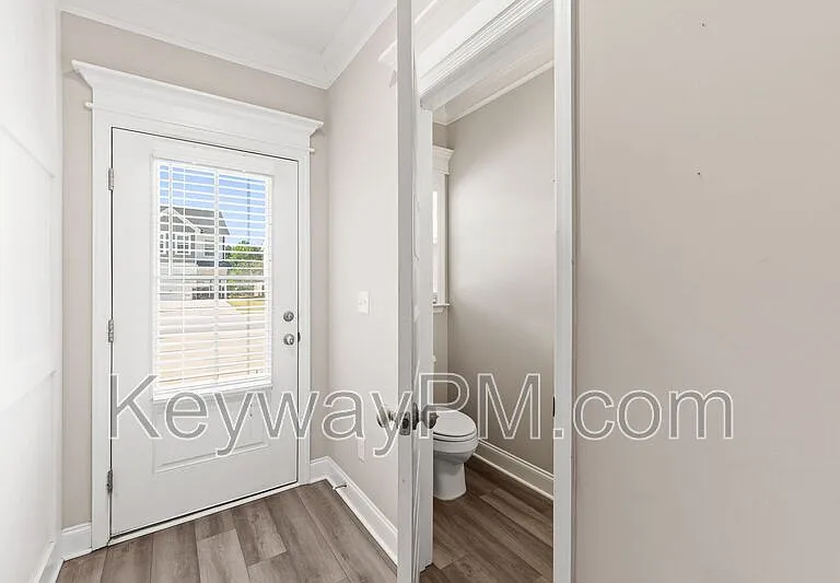 1066 Linsmore Ave — Photo 3