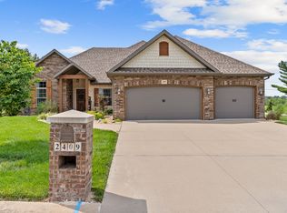 2409 Walnut Grove Cir, Nixa, MO 65714