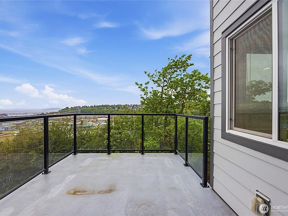 4th image of 2040 13th Avenue W #13