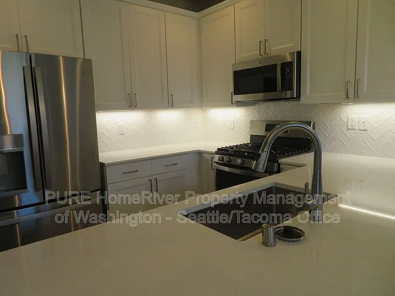 4 bed, 2.5 bath, 1750 sqft, $3,000 — Photo 3