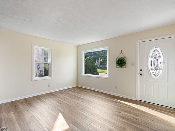 5th image of 827 Davies Ave