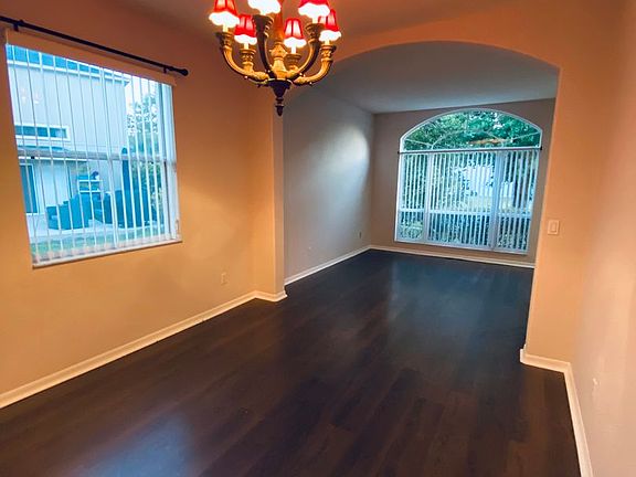 4th image of 2015 Surrey Glen Dr