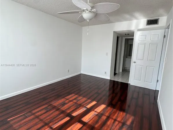 9330 Lagoon Pl APT 201, Davie, FL 33324