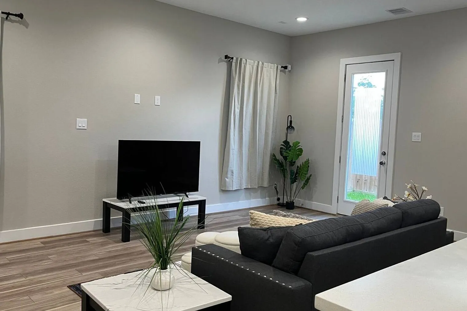 3 bed, 2.0 bath, 1603 sqft, $3,171 — Photo 2